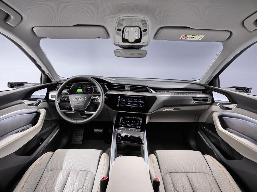 Торпедо Audi e-tron 50 Quattro 2019 года  (WW) (фото 15 из 16)